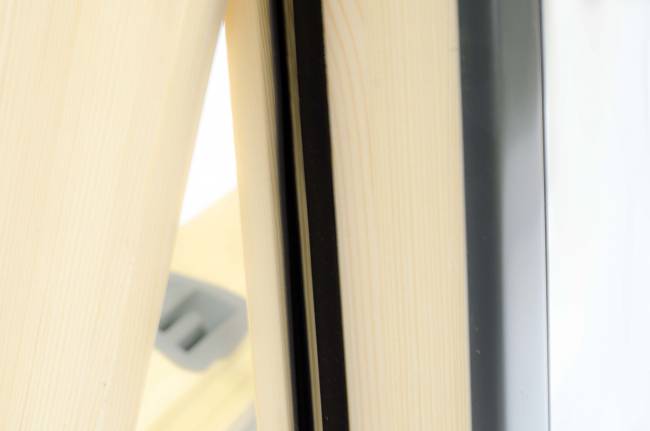 Мансардное окно FTP (CH) со среднеповоротным типом открывания