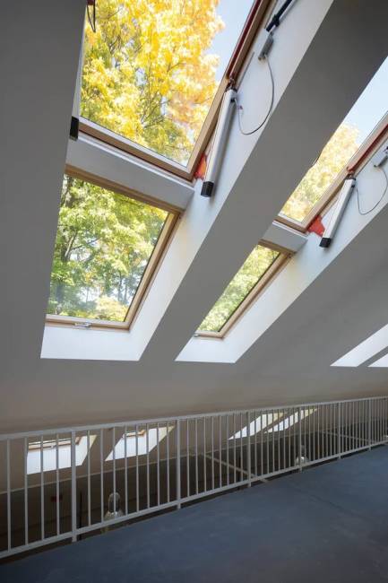 Деревянное мансардное окно FTP-V U5 THERMO со среднеповоротным открыванием