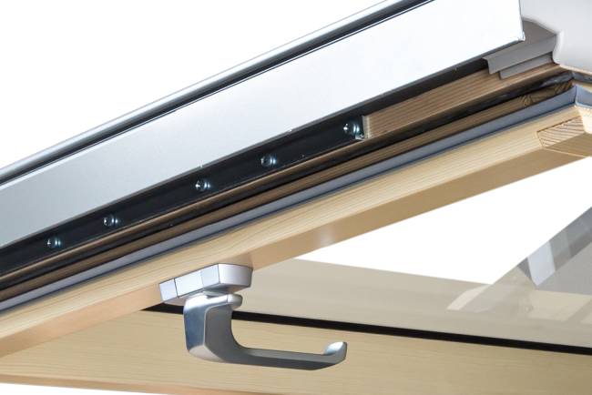 Деревянное мансардное окно FTP-V U5 THERMO со среднеповоротным открыванием